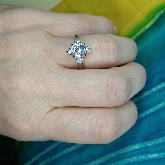 Jewelry - Snowflake design radium ring size 6